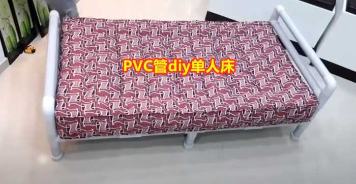 老外用PVC管做张单人床，承重200斤比成品床结实，真会省钱